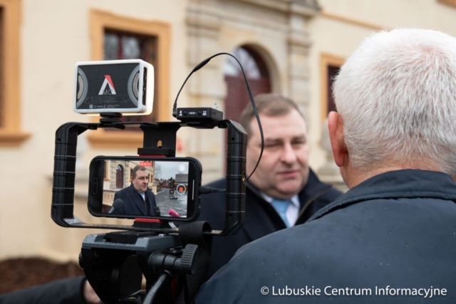 Wizytacja rewitalizowanego pałacu w zielonogórskiej Ochli fot. Tomasz Browarczyk/ Lubuskie Centrum Informacyjne