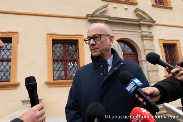 Wizytacja rewitalizowanego pałacu w zielonogórskiej Ochli fot. Tomasz Browarczyk/ Lubuskie Centrum Informacyjne