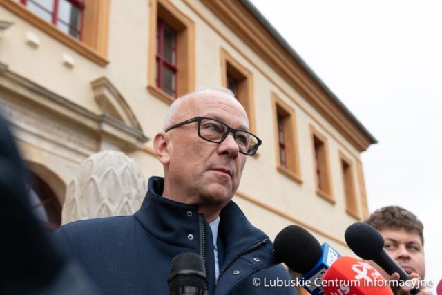 Wizytacja rewitalizowanego pałacu w zielonogórskiej Ochli fot. Tomasz Browarczyk/ Lubuskie Centrum Informacyjne