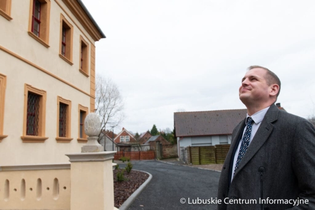 Wizytacja rewitalizowanego pałacu w zielonogórskiej Ochli fot. Tomasz Browarczyk/ Lubuskie Centrum Informacyjne