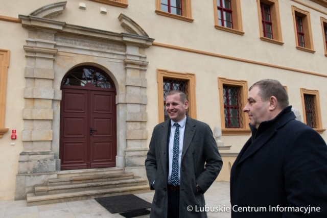 Wizytacja rewitalizowanego pałacu w zielonogórskiej Ochli fot. Tomasz Browarczyk/ Lubuskie Centrum Informacyjne