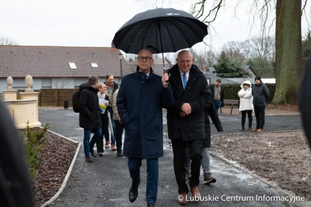 Wizytacja rewitalizowanego pałacu w zielonogórskiej Ochli fot. Tomasz Browarczyk/ Lubuskie Centrum Informacyjne