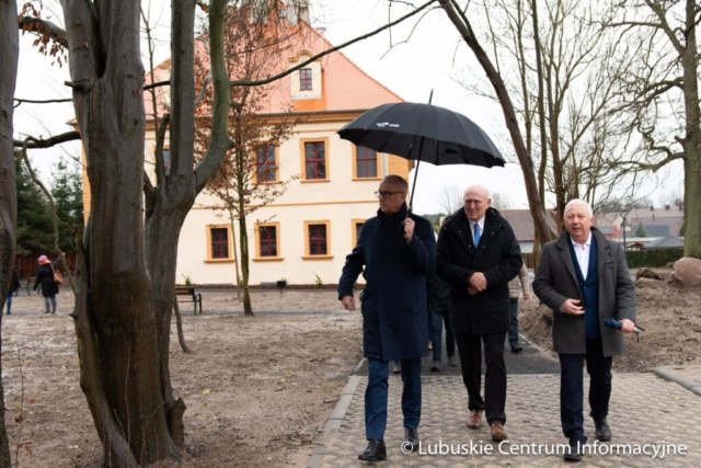 Wizytacja rewitalizowanego pałacu w zielonogórskiej Ochli fot. Tomasz Browarczyk/ Lubuskie Centrum Informacyjne