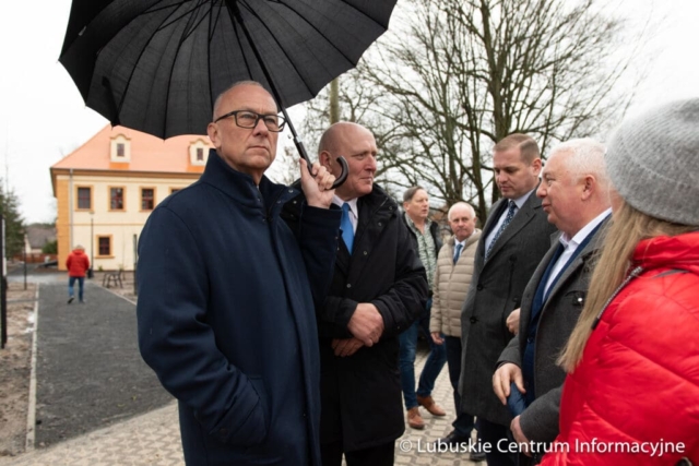 Wizytacja rewitalizowanego pałacu w zielonogórskiej Ochli fot. Tomasz Browarczyk/ Lubuskie Centrum Informacyjne