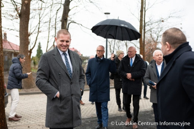 Wizytacja rewitalizowanego pałacu w zielonogórskiej Ochli fot. Tomasz Browarczyk/ Lubuskie Centrum Informacyjne