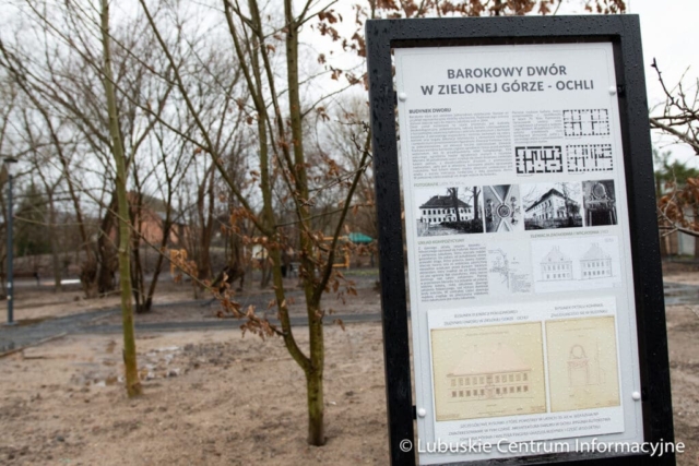 Wizytacja rewitalizowanego pałacu w zielonogórskiej Ochli fot. Tomasz Browarczyk/ Lubuskie Centrum Informacyjne