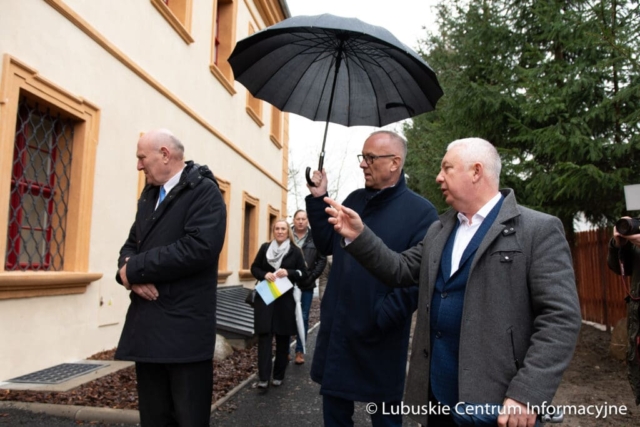 Wizytacja rewitalizowanego pałacu w zielonogórskiej Ochli fot. Tomasz Browarczyk/ Lubuskie Centrum Informacyjne