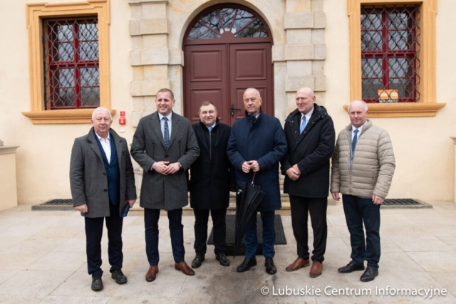 Wizytacja rewitalizowanego pałacu w zielonogórskiej Ochli fot. Tomasz Browarczyk/ Lubuskie Centrum Informacyjne