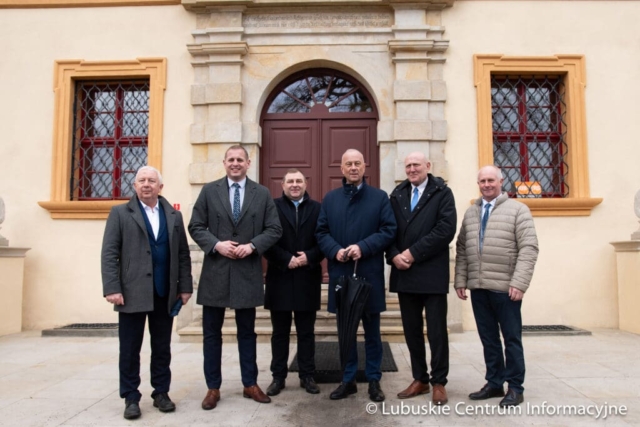 Wizytacja rewitalizowanego pałacu w zielonogórskiej Ochli fot. Tomasz Browarczyk/ Lubuskie Centrum Informacyjne