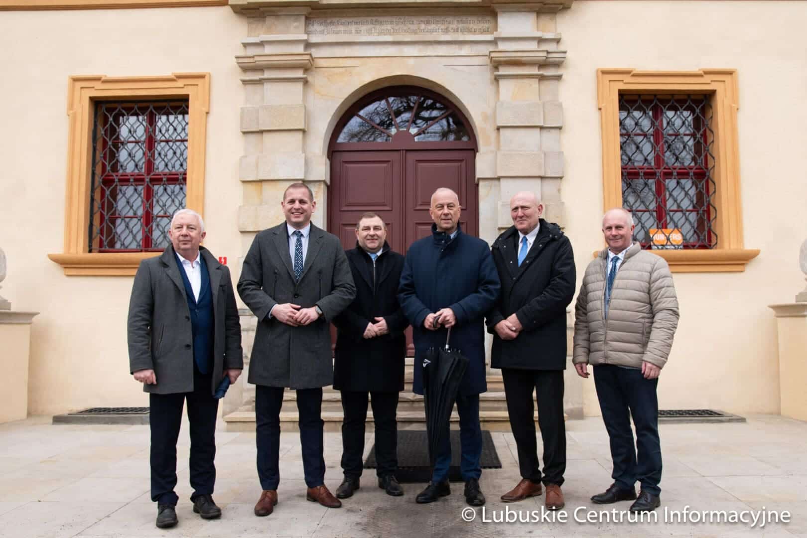 Wizytacja rewitalizowanego pałacu w zielonogórskiej Ochli Dwór w Ochli po remoncie Nie dość że inteligentny to z duszą WIDEO