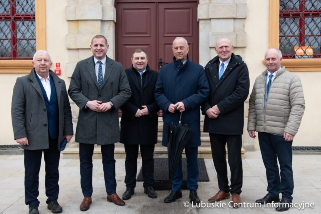 Wizytacja rewitalizowanego pałacu w zielonogórskiej Ochli fot. Tomasz Browarczyk/ Lubuskie Centrum Informacyjne