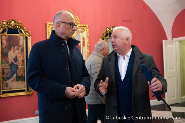 Wizytacja rewitalizowanego pałacu w zielonogórskiej Ochli fot. Tomasz Browarczyk/ Lubuskie Centrum Informacyjne