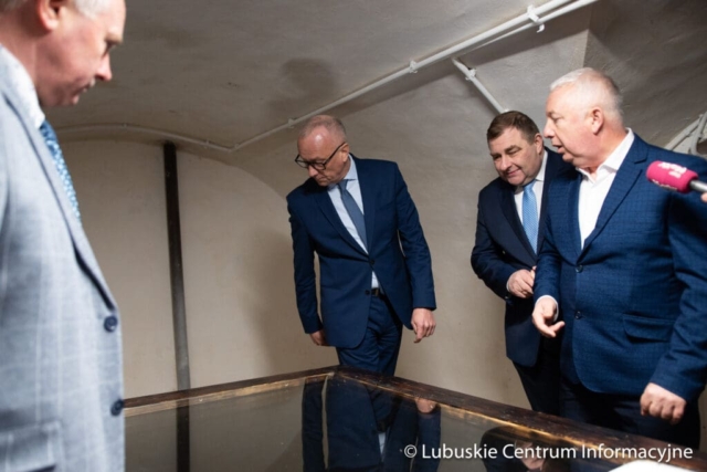 Wizytacja rewitalizowanego pałacu w zielonogórskiej Ochli fot. Tomasz Browarczyk/ Lubuskie Centrum Informacyjne