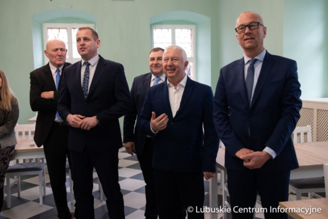 Wizytacja rewitalizowanego pałacu w zielonogórskiej Ochli fot. Tomasz Browarczyk/ Lubuskie Centrum Informacyjne