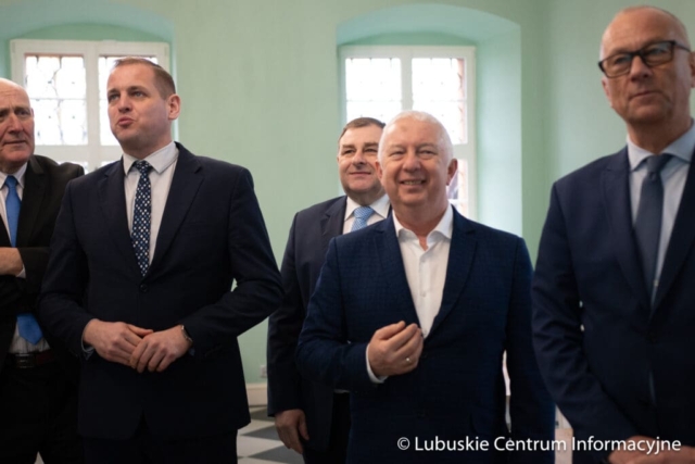 Wizytacja rewitalizowanego pałacu w zielonogórskiej Ochli fot. Tomasz Browarczyk/ Lubuskie Centrum Informacyjne