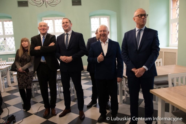 Wizytacja rewitalizowanego pałacu w zielonogórskiej Ochli fot. Tomasz Browarczyk/ Lubuskie Centrum Informacyjne