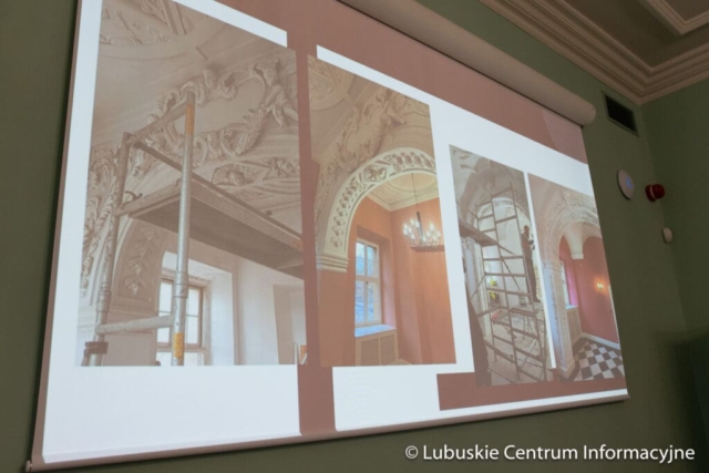 Wizytacja rewitalizowanego pałacu w zielonogórskiej Ochli fot. Tomasz Browarczyk/ Lubuskie Centrum Informacyjne