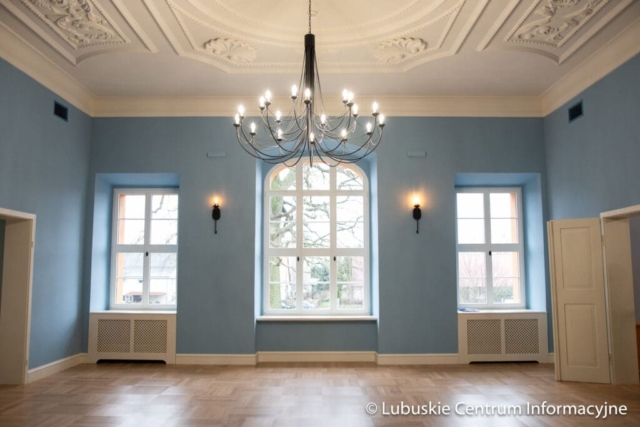 Wizytacja rewitalizowanego pałacu w zielonogórskiej Ochli fot. Tomasz Browarczyk/ Lubuskie Centrum Informacyjne