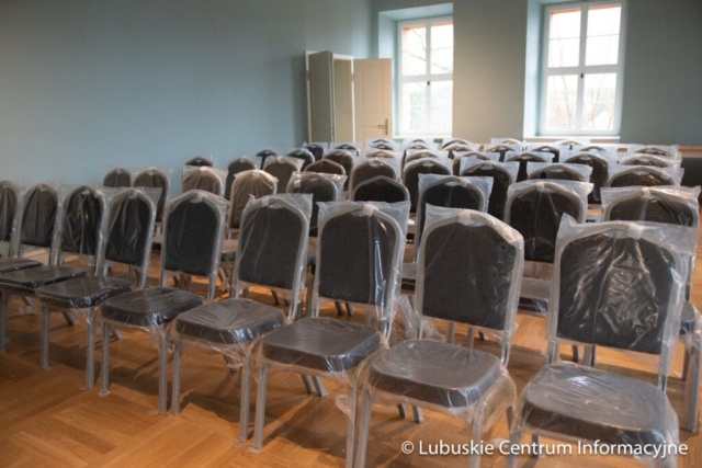 Wizytacja rewitalizowanego pałacu w zielonogórskiej Ochli fot. Tomasz Browarczyk/ Lubuskie Centrum Informacyjne