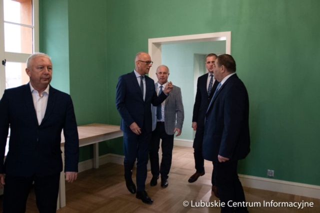 Wizytacja rewitalizowanego pałacu w zielonogórskiej Ochli fot. Tomasz Browarczyk/ Lubuskie Centrum Informacyjne