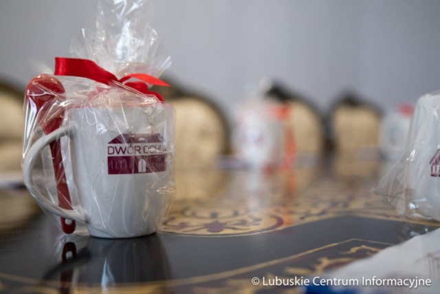 Wizytacja rewitalizowanego pałacu w zielonogórskiej Ochli fot. Tomasz Browarczyk/ Lubuskie Centrum Informacyjne