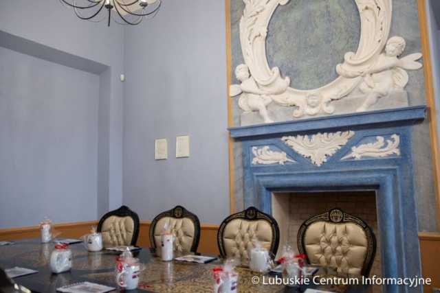 Wizytacja rewitalizowanego pałacu w zielonogórskiej Ochli fot. Tomasz Browarczyk/ Lubuskie Centrum Informacyjne