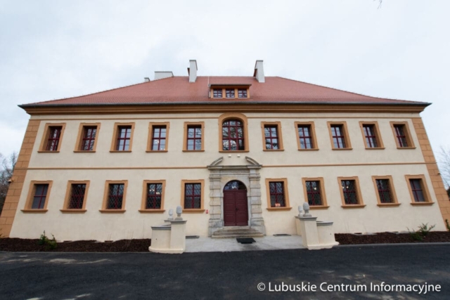 Wizytacja rewitalizowanego pałacu w zielonogórskiej Ochli fot. Tomasz Browarczyk/ Lubuskie Centrum Informacyjne