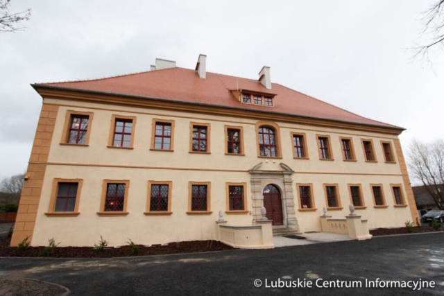 Wizytacja rewitalizowanego pałacu w zielonogórskiej Ochli fot. Tomasz Browarczyk/ Lubuskie Centrum Informacyjne