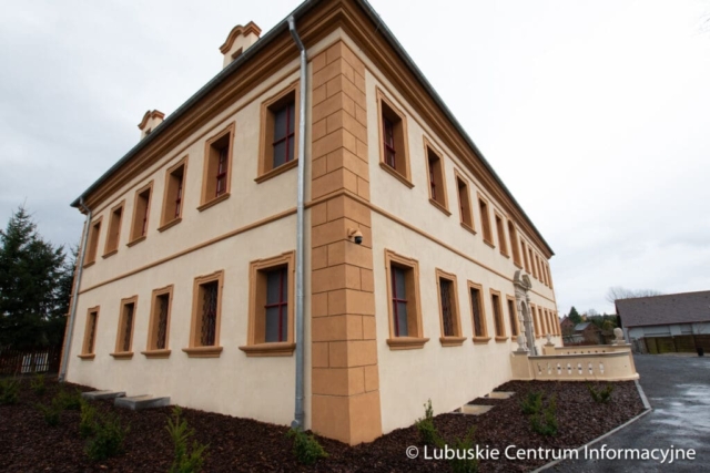 Wizytacja rewitalizowanego pałacu w zielonogórskiej Ochli fot. Tomasz Browarczyk/ Lubuskie Centrum Informacyjne