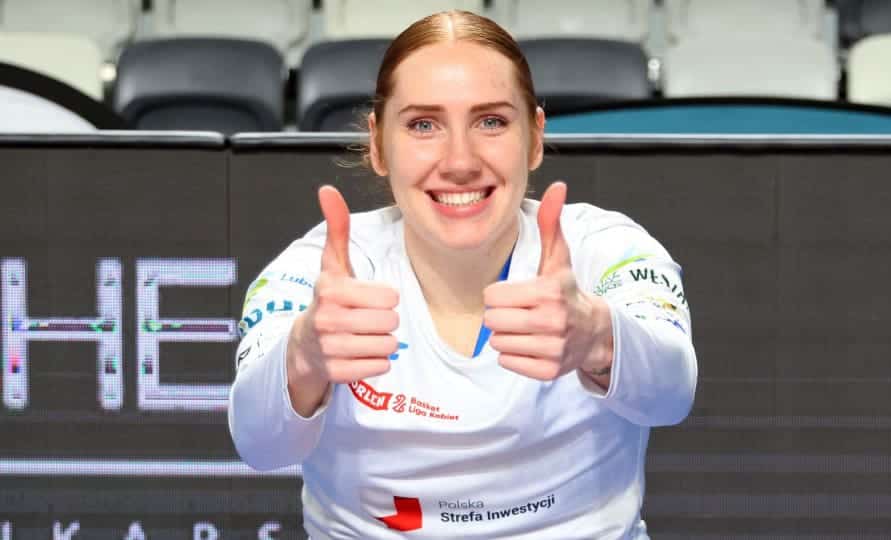 Uśmiechnięta kobieta z kciukami w górę