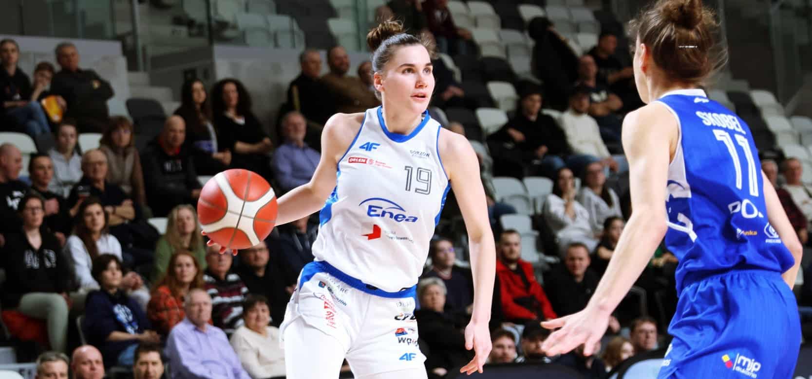 Dwie kobiety grające w koszykówkę  Pękła setka Koszykarki z Gorzowa jedną nogą w półfinale