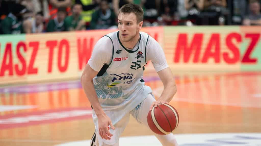 Mężczyzna z piłką do koszykówki