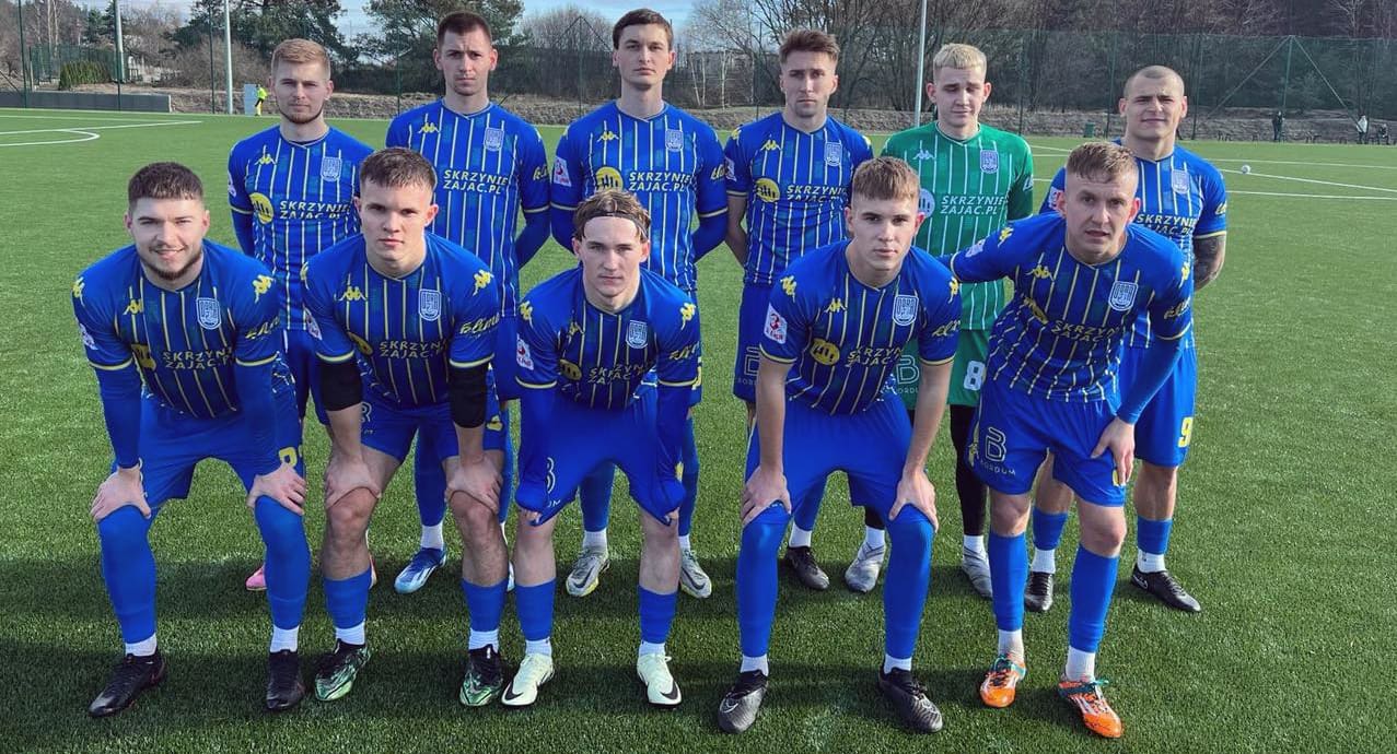 Piłkarze pozujący do zdjęcia  Zwycięstwa Lechii i Odry Dziewięć bramek Promienia WYNIKI