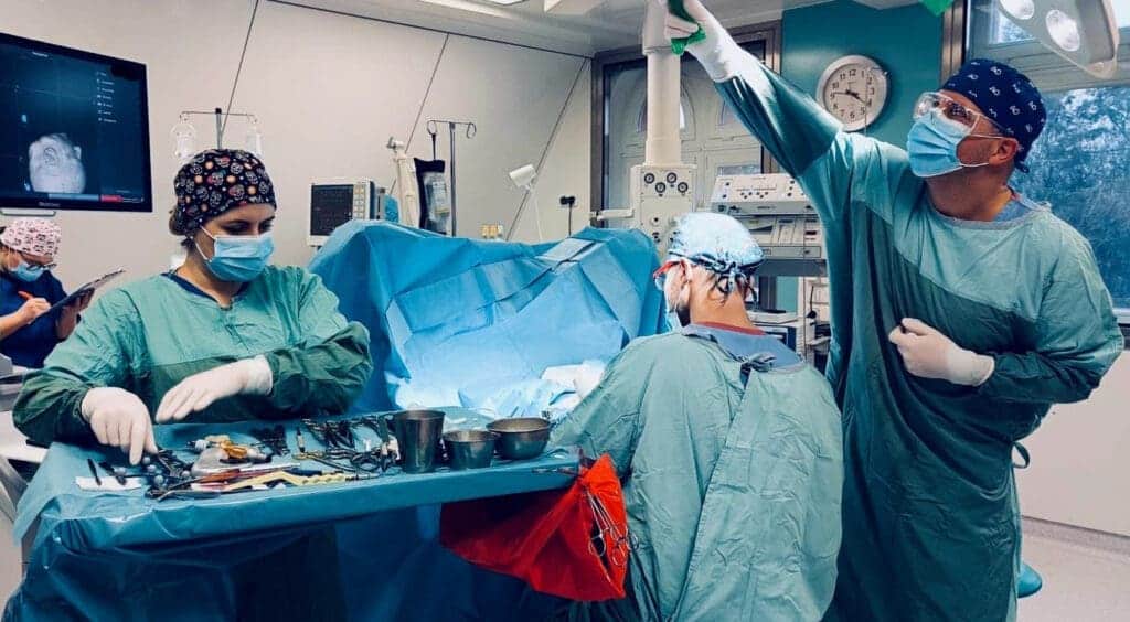 Lekarze w trakcie operacji