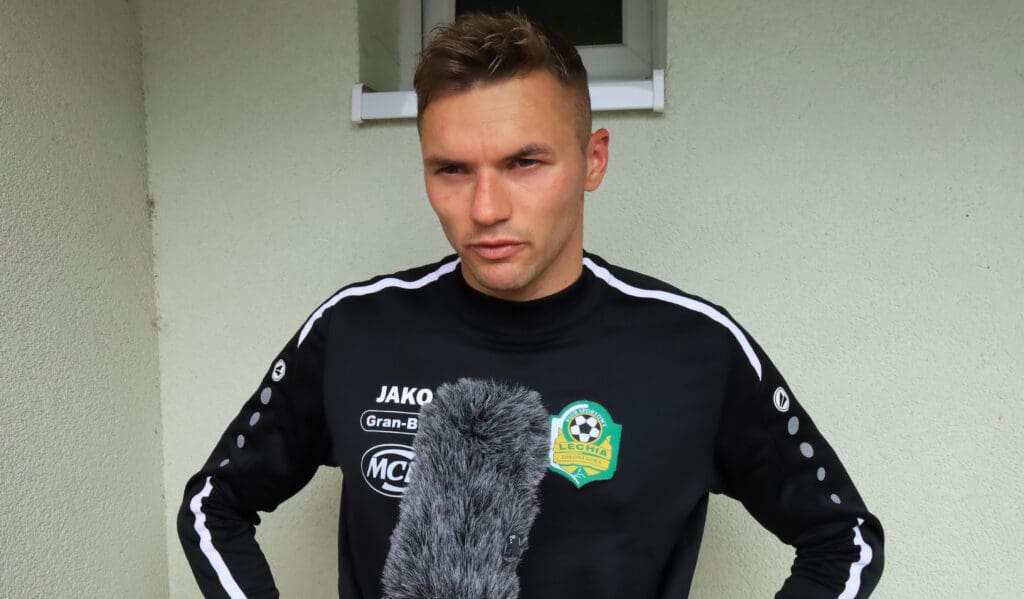 Mężczyzna przed mikrofonem