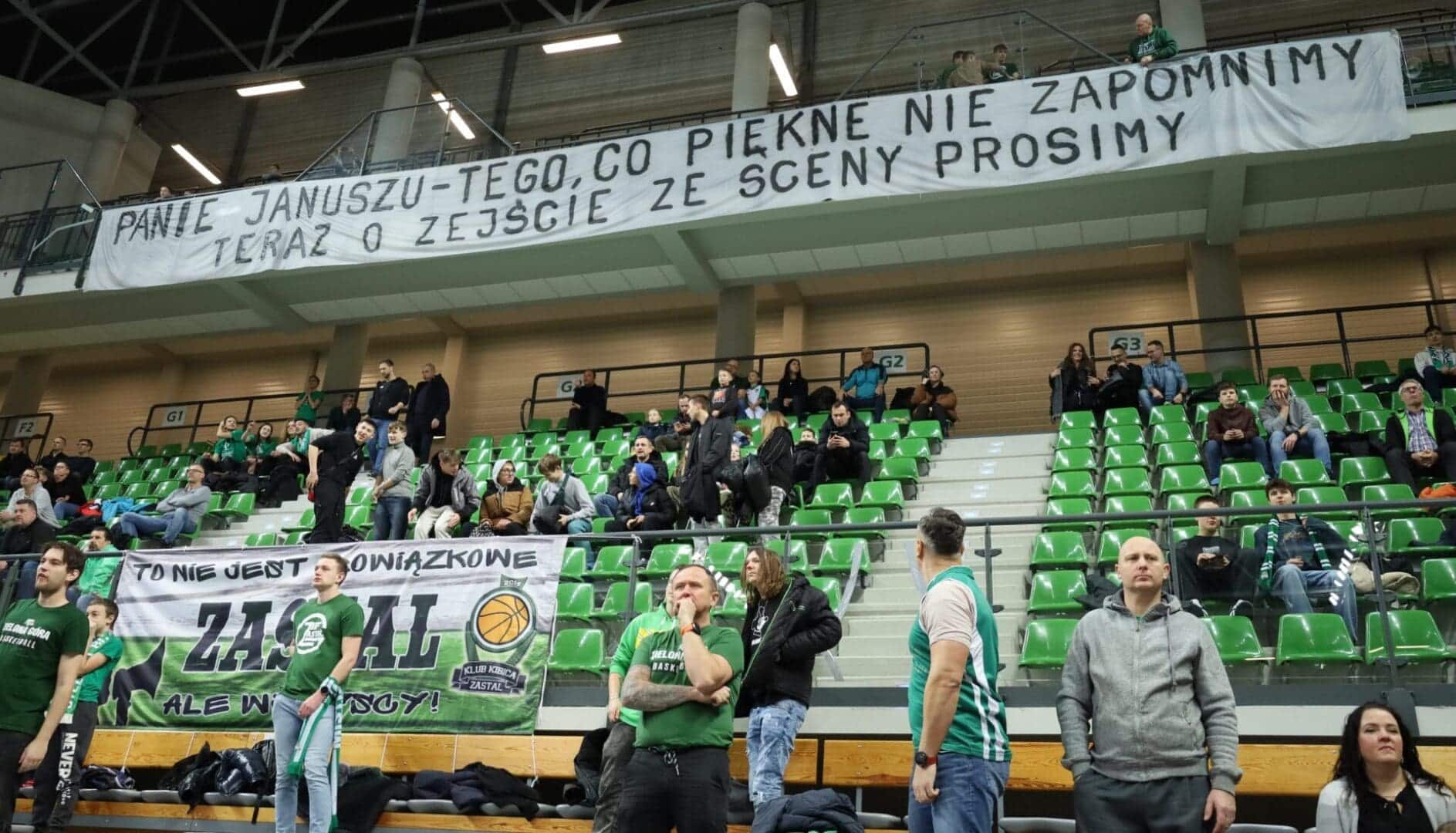 Trybuny hali sportowej  Zastal Niewiarygodne że rozpada się dopiero teraz OPINIA
