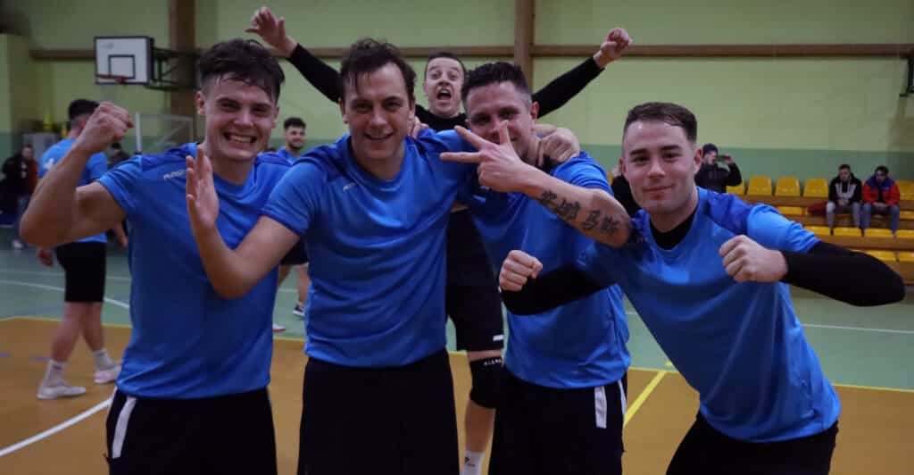 Pięciu cieszących się mężczyzn