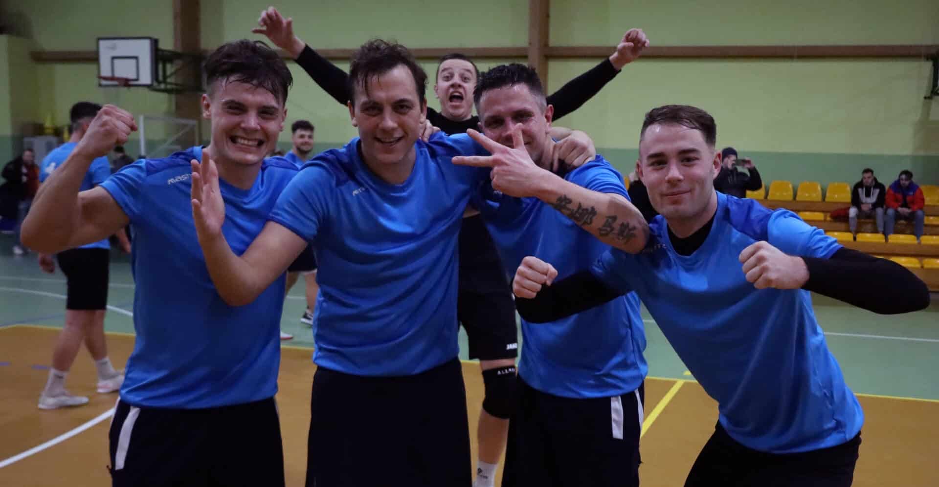 IMG_6735 Pięciu cieszących się mężczyzn Campeones Ice Ice Baby Ardeg z Pucharem Zimy ZDJĘCIA