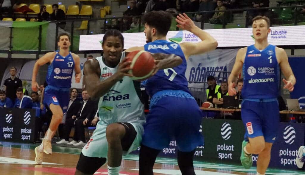 Czterech mężczyzn gra w koszykówkę