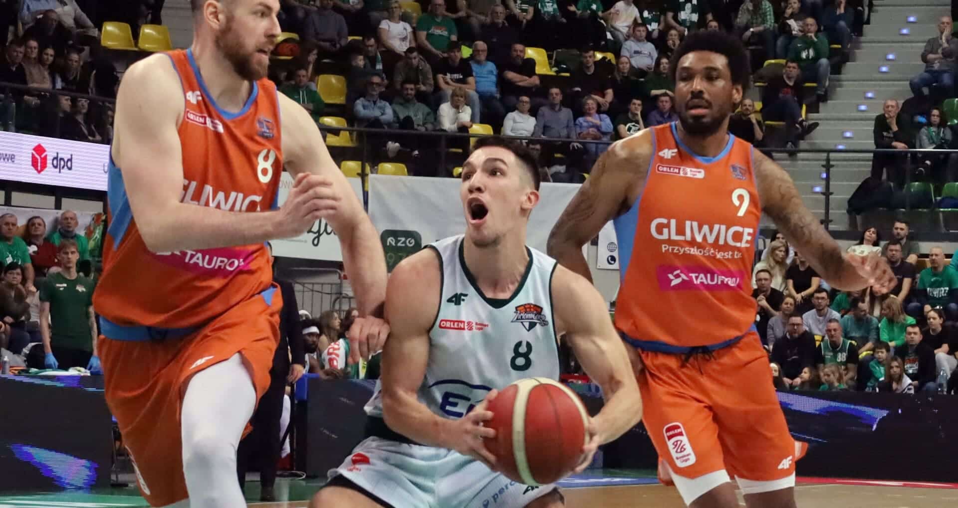 Trzech mężczyzn gra w koszykówkę  Krajobraz po porażce Zastal gra miękko i przegrywa mecz o życie ZDJĘCIA