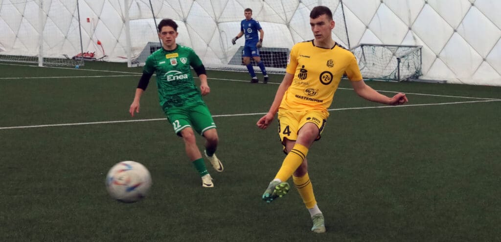 Ciekawy sparing III-ligowców. Lechia strzela sześć goli Carinie (ZDJĘCIA) Trzej mężczyźni na boisku