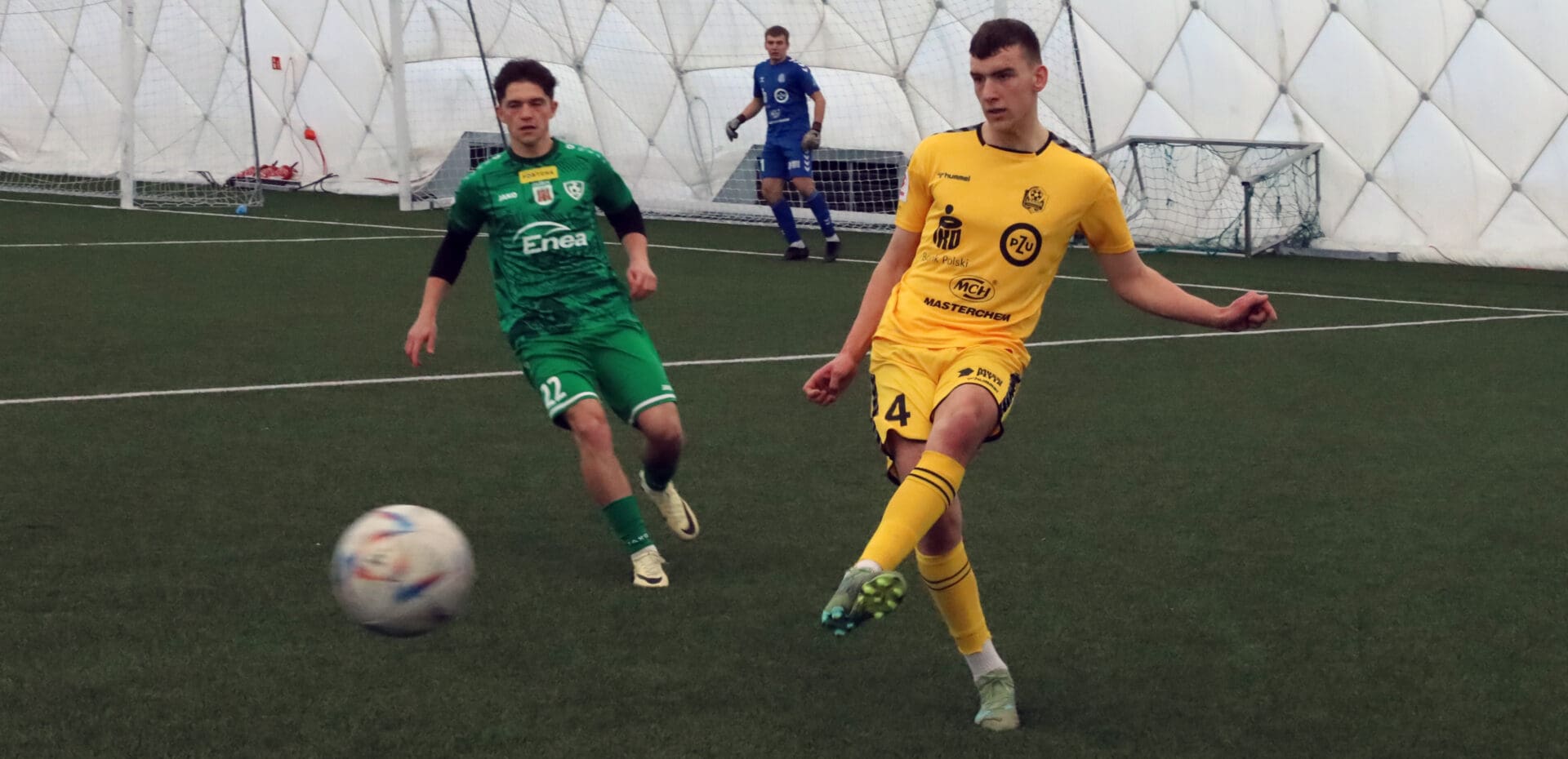 Trzej mężczyźni na boisku  Ciekawy sparing III ligowców Lechia strzela sześć goli Carinie ZDJĘCIA