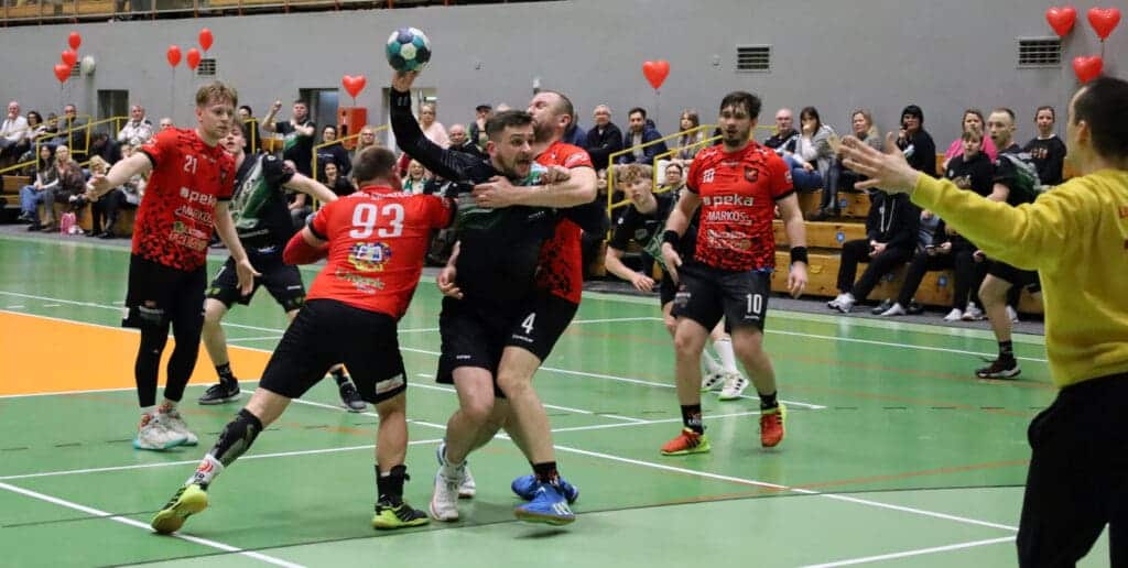 Mężczyźni grający w piłkę ręczną