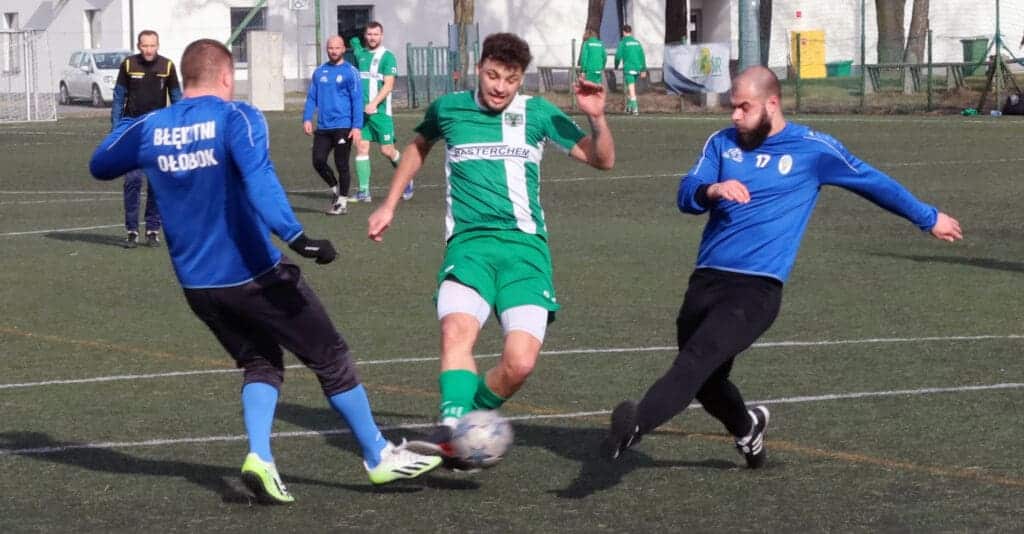 Sześciu mężczyzn na boisku