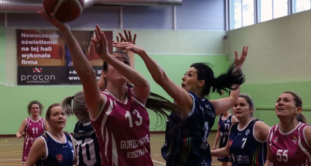 Osiem kobiet grających w koszykówkę