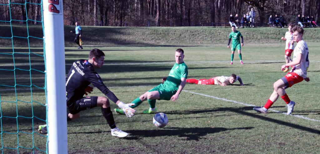 Sześciu mężczyzn na boisku