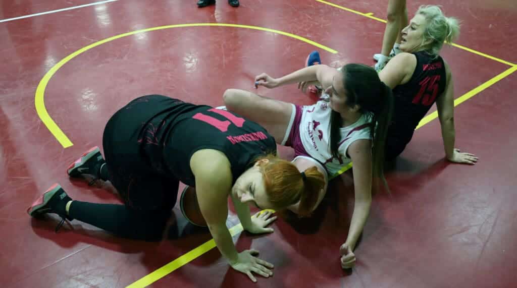 Trzy kobiety grające w koszykówkę