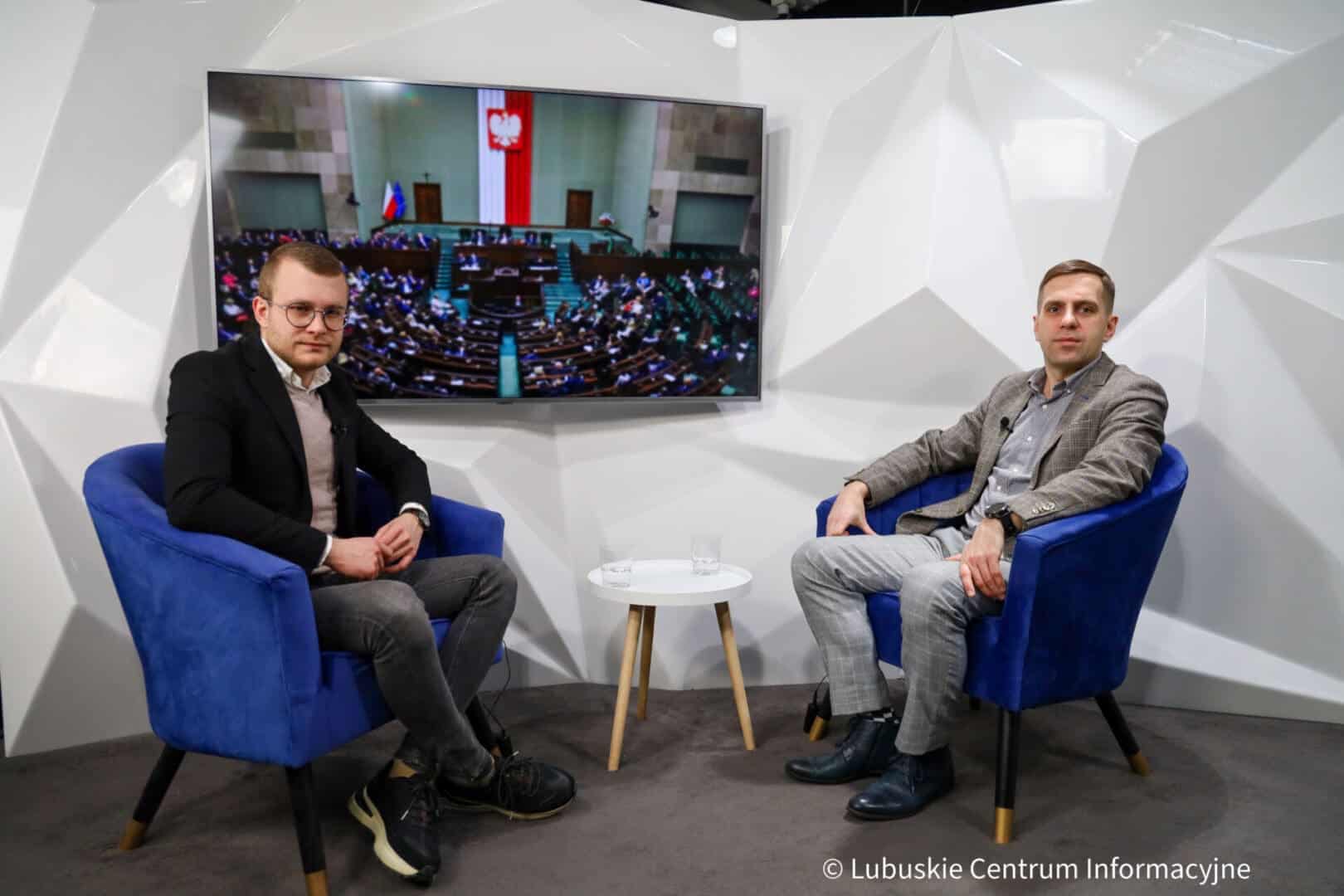   Dr Piotr Pochyły PiS musi zmienić formułę działania W tym momencie nie kreuje niczego co mogłoby przyciągać nowych wyborców WIDEO