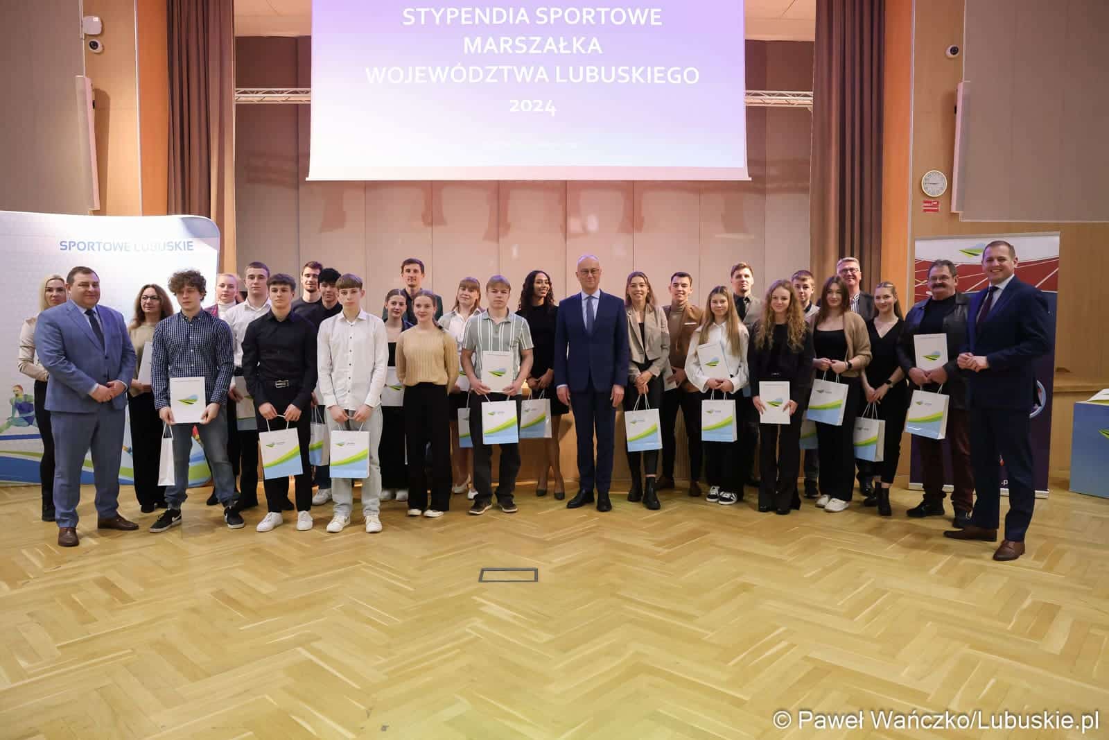   Wy walczycie my wspieramy i kibicujemy  marszałkowskie stypendia sportowe rozdane