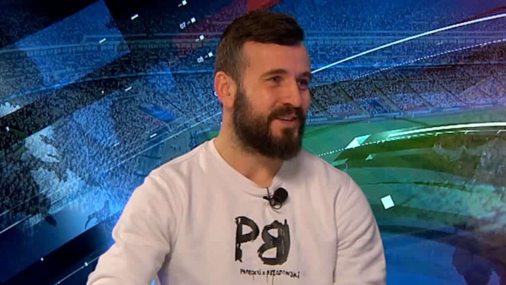 Mężczyzna w studiu telewizyjnym